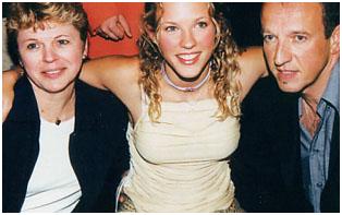 Le jour de ses 20 ans, entoure par ses parents